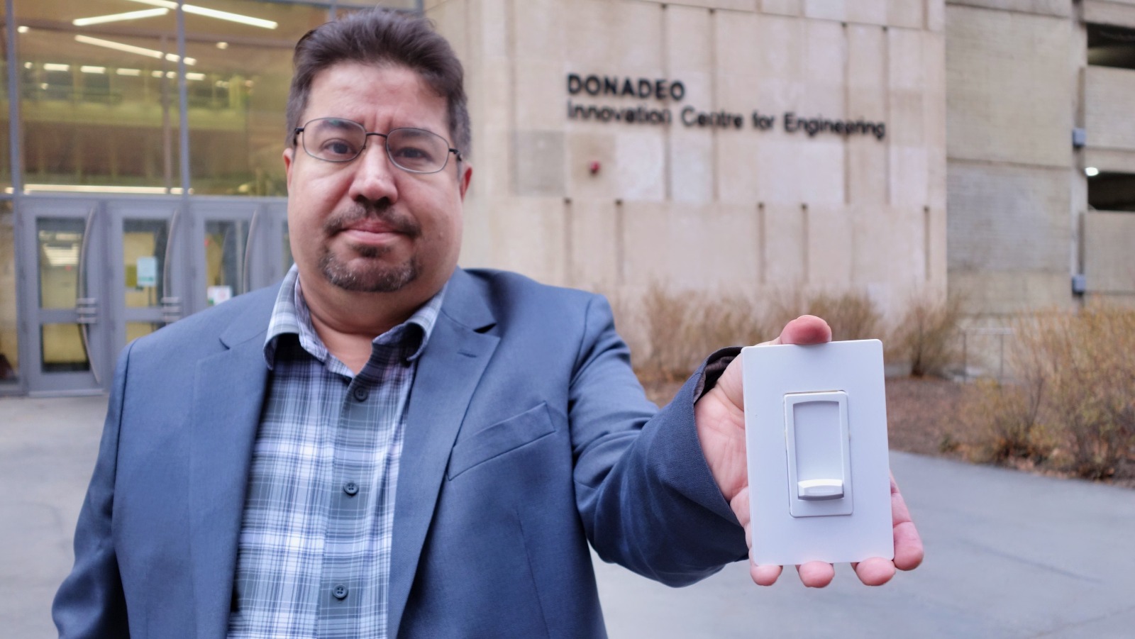 231128-wireless-light-switch-kambiz-moez-teaser-16x9-1600px.jpg